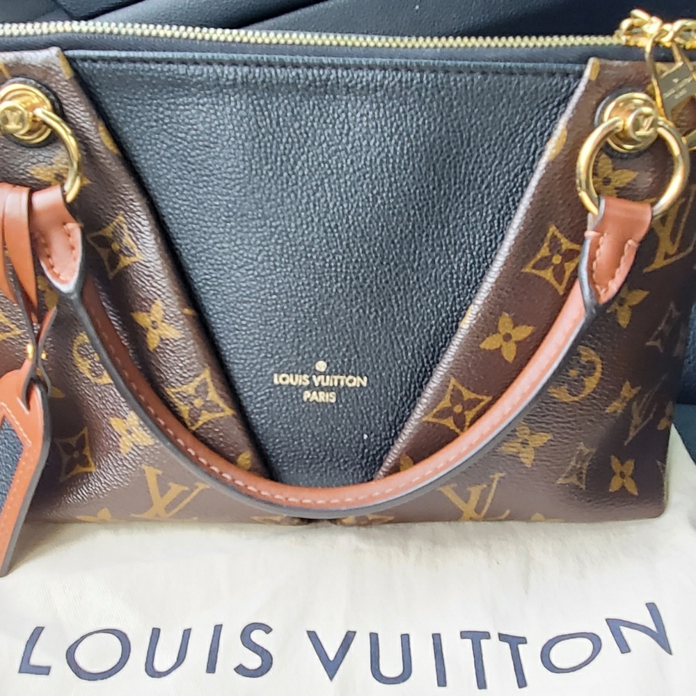 Loui Vuitton V Tote MM
